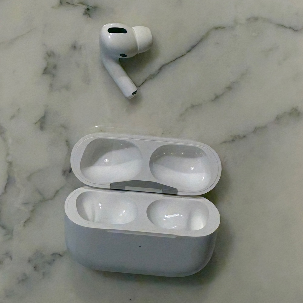AirPods Pro 1st Gen *LEFT EARBUD AND CASE ONLY*